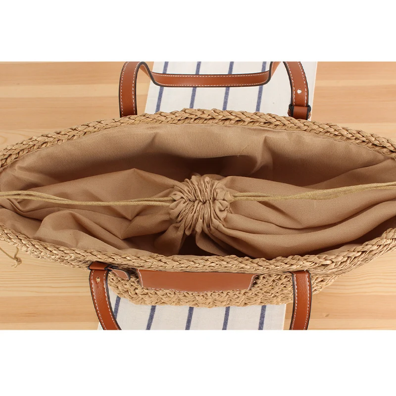 Geflochtene Strohtasche mit Lederapplikation Skanto