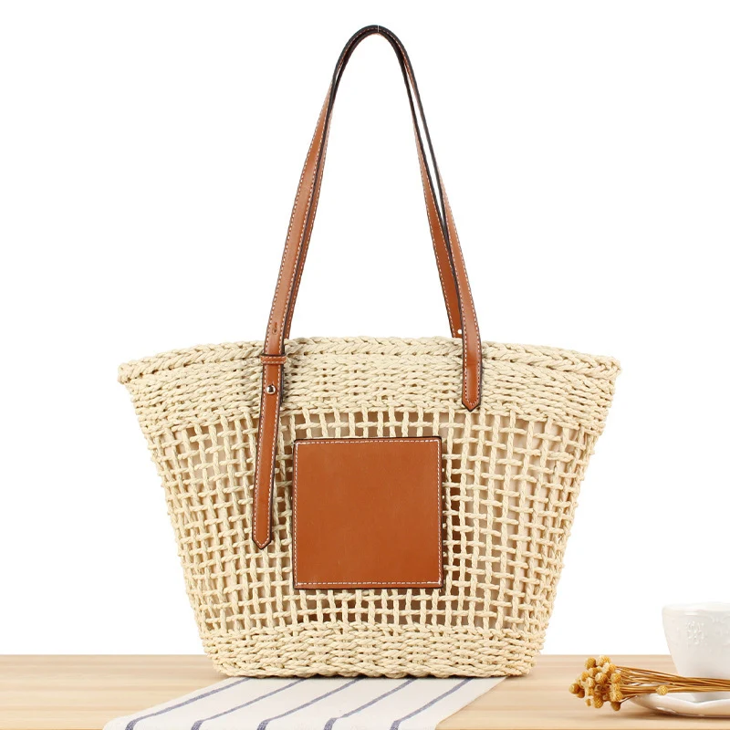 Geflochtene Strohtasche mit Lederapplikation Skanto