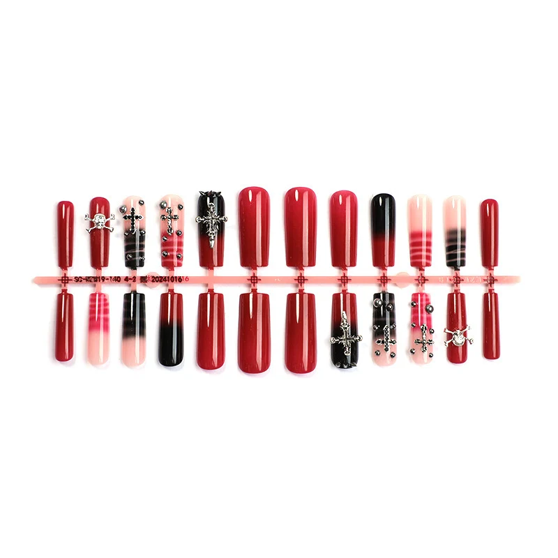 Künstliche Nail Art mit glamourösem Gothic Design Brehn