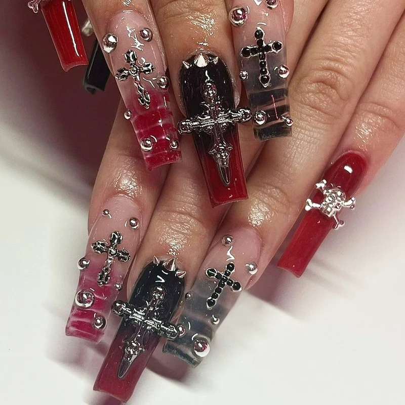 Künstliche Nail Art mit glamourösem Gothic Design Brehn