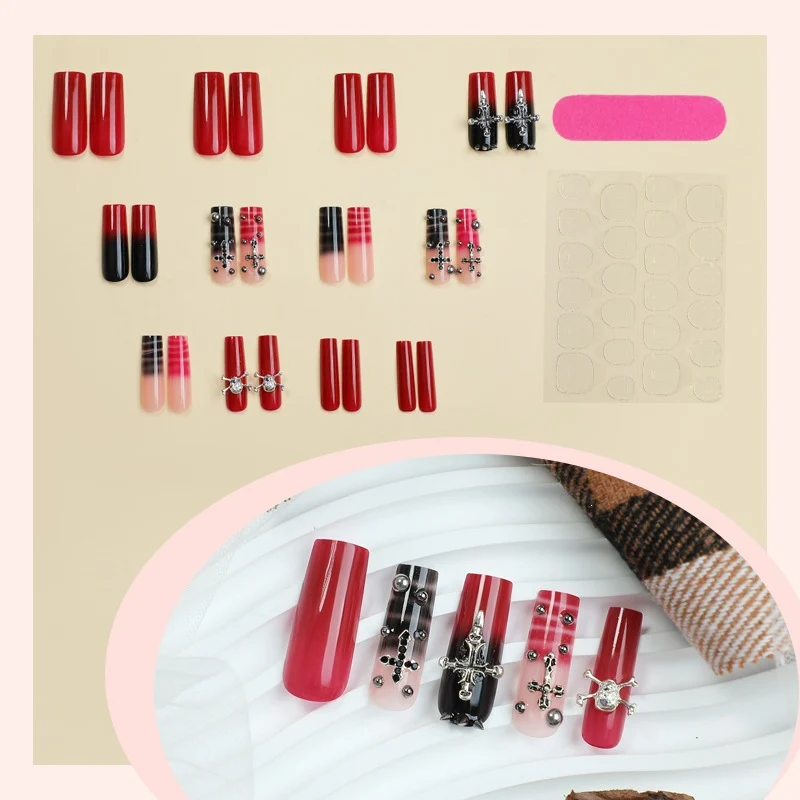 Künstliche Nail Art mit glamourösem Gothic Design Brehn