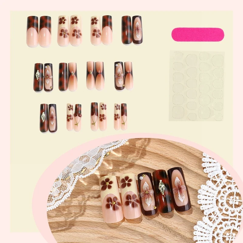 Künstliche Nail Art mit floralem und glamourösem Design Brehn