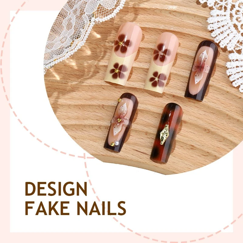 Künstliche Nail Art mit floralem und glamourösem Design Brehn