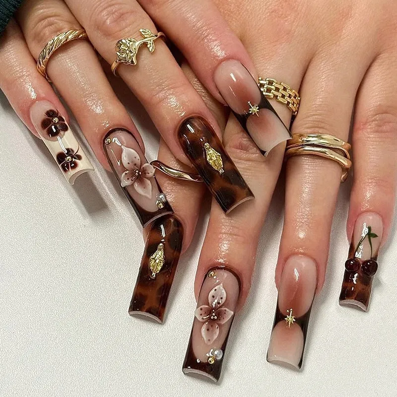Künstliche Nail Art mit floralem und glamourösem Design Brehn