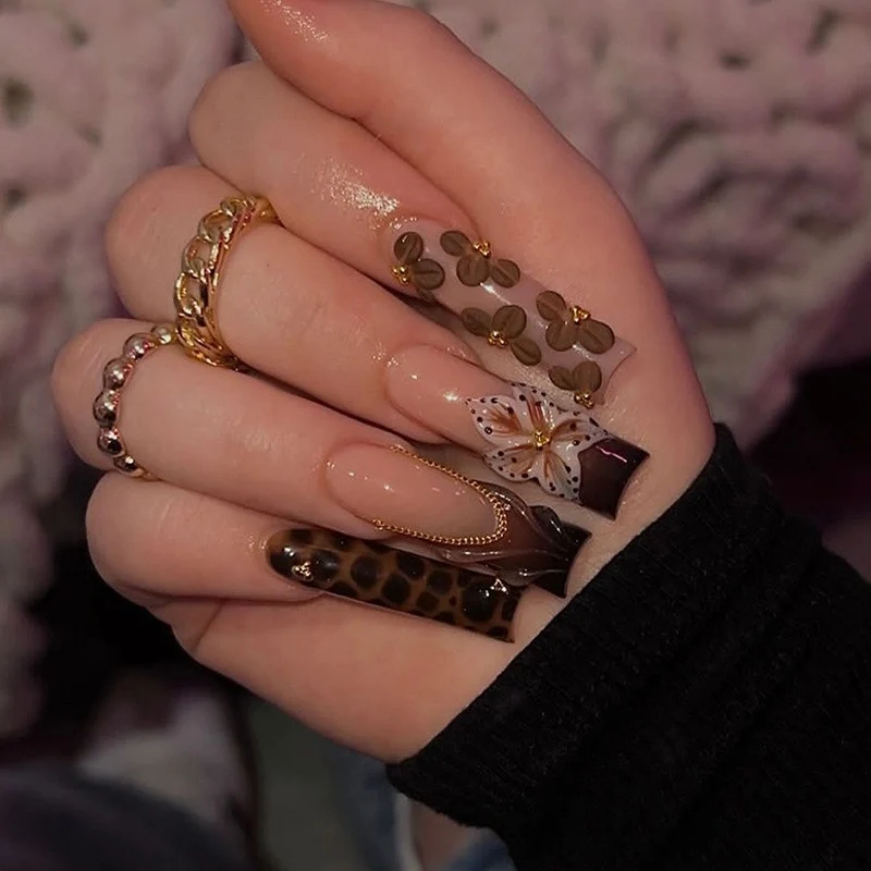 Künstliche Nail Art mit floralem und glamourösem Design Brehn