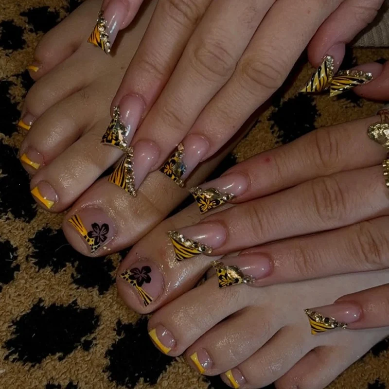 Künstliche Nail Art mit extravaganten Designs und Glitzerelementen Brehn