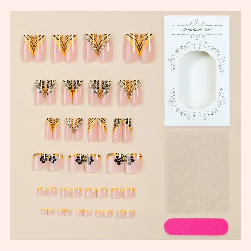 Künstliche Nail Art mit extravaganten Designs und Glitzerelementen Brehn