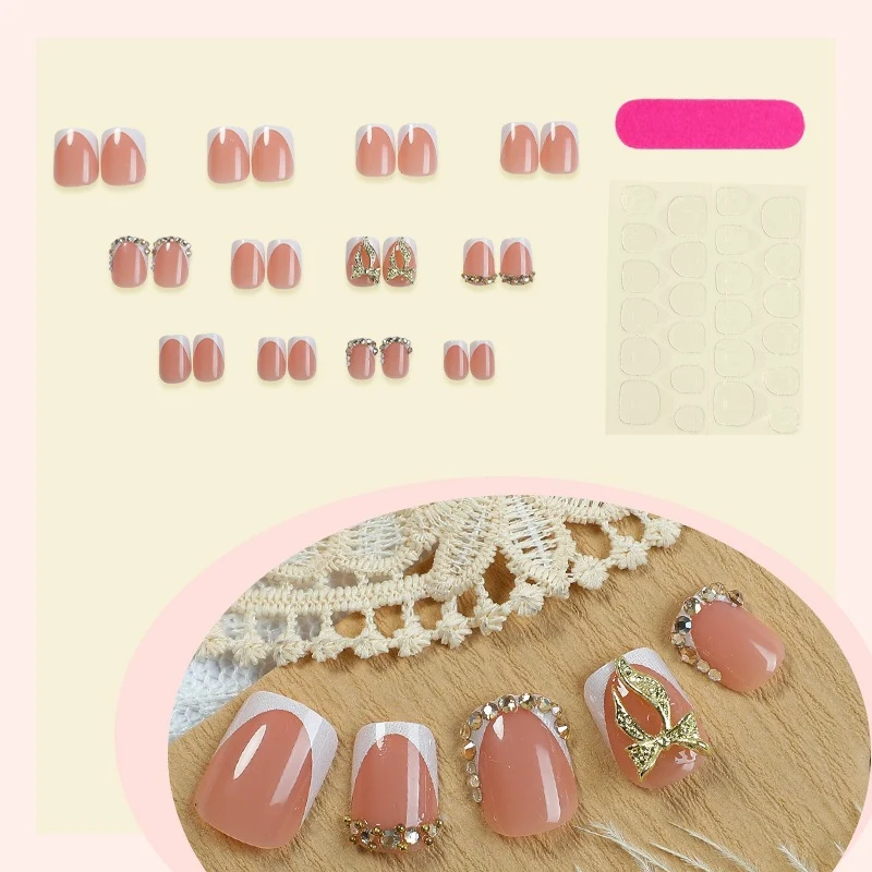 Künstliche Nail Art mit eleganten Akzenten Brehn