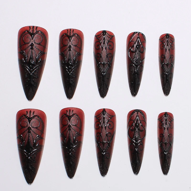 Künstliche Nagelspitzen mit Gothic-Design und filigranen Mustern Brehn