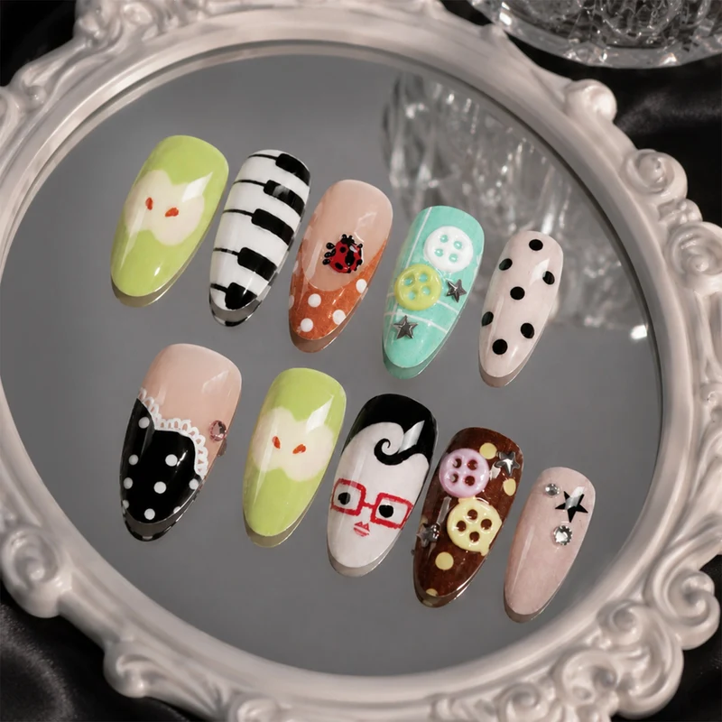 Kreatives Kunstnagelset mit verspielten Mustern und 3D-Details Brehn