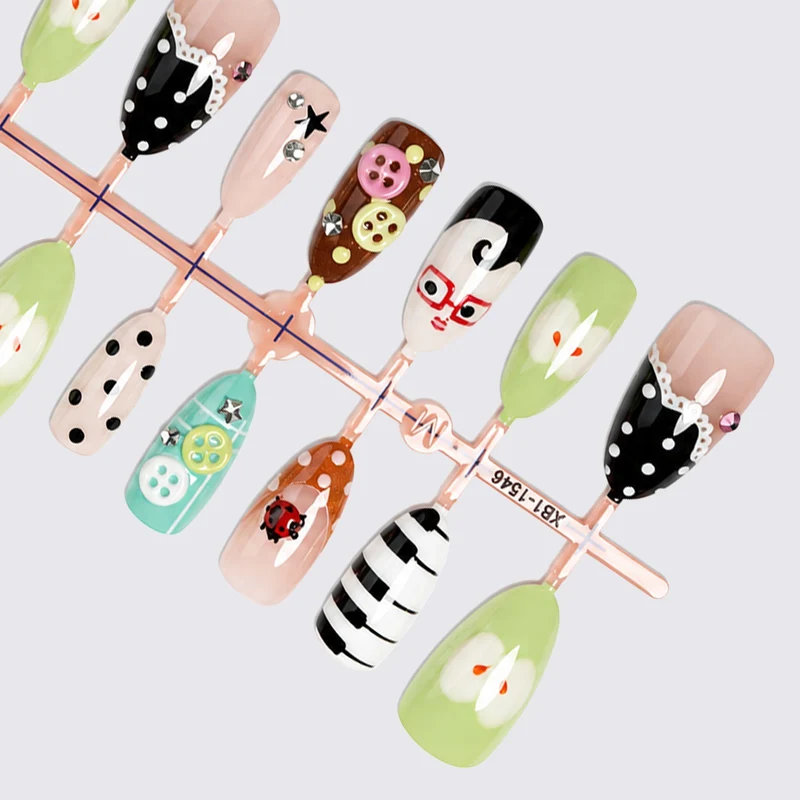 Kreatives Kunstnagelset mit verspielten Mustern und 3D-Details Brehn
