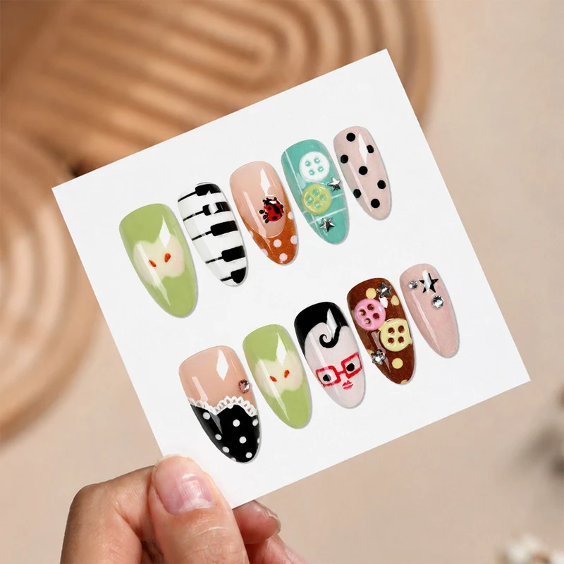 Kreatives Kunstnagelset mit verspielten Mustern und 3D-Details Brehn