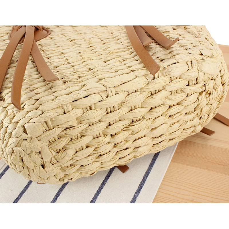 Geflochtene Strohtasche mit Lederriemen Skanto