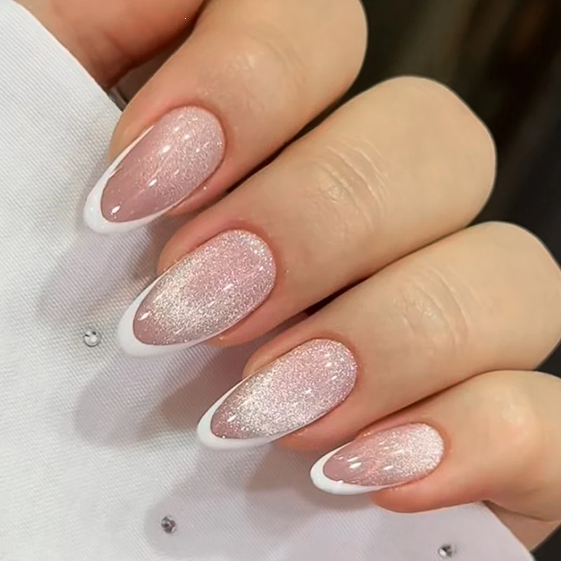 Künstliche Nagelspitzen mit Glitzer und eleganter Form Brehn