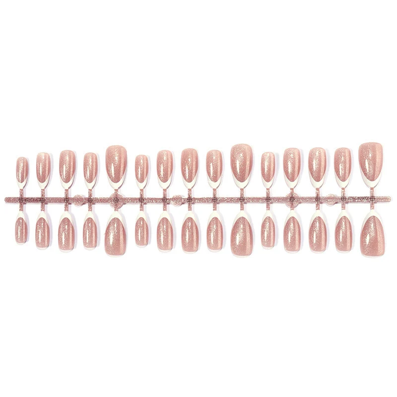 Künstliche Nagelspitzen mit Glitzer und eleganter Form Brehn