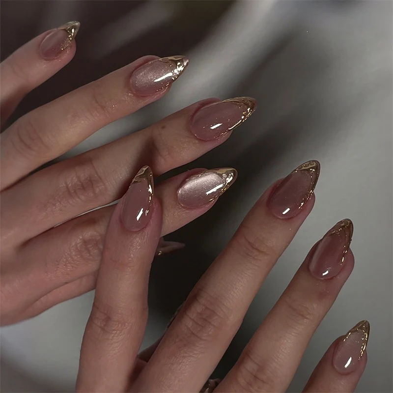 Künstliche Nagelspitzen mit elegantem Goldakzent Brehn