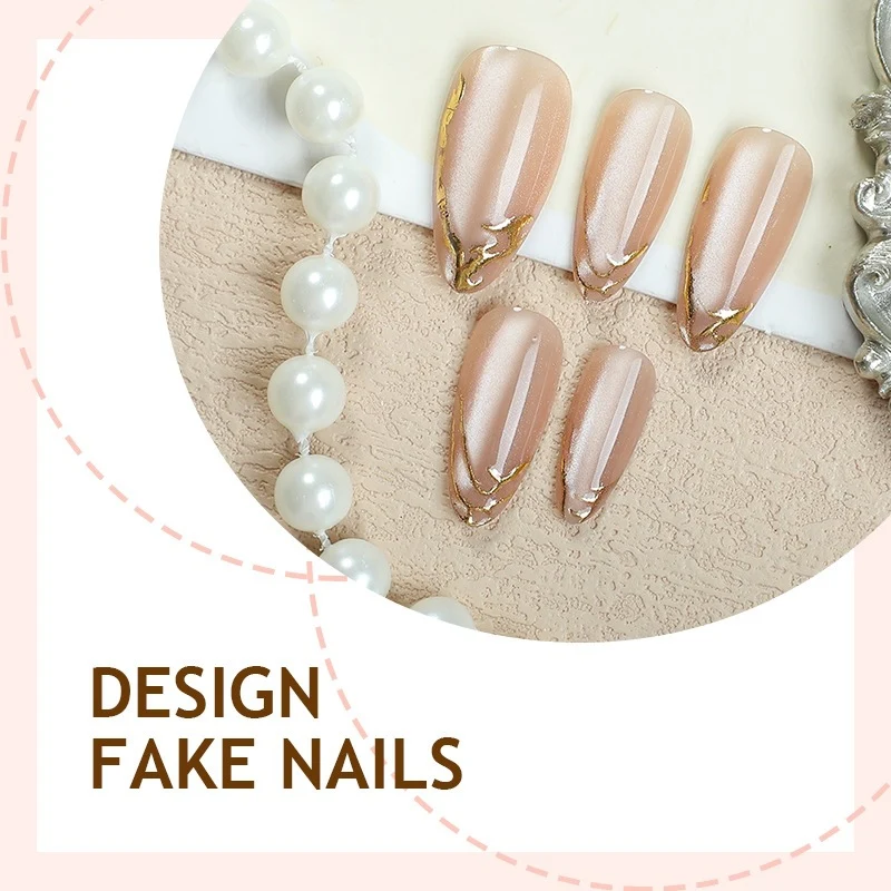 Künstliche Nagelspitzen mit elegantem Goldakzent Brehn