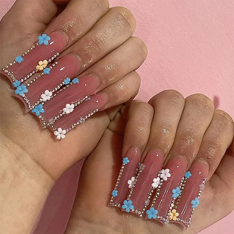 Künstliche Nagelset mit schimmernden Blüten- und Glitzerverzierungen Brehn