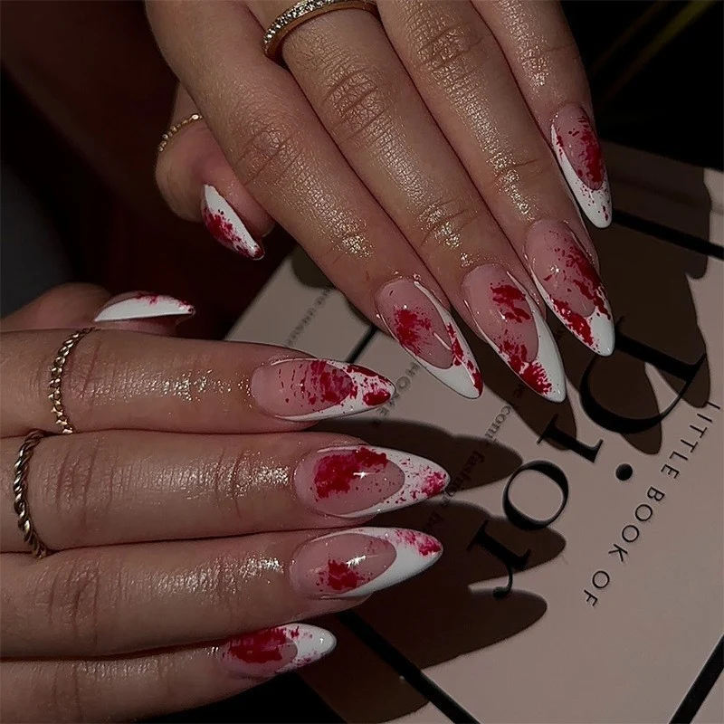 Kreatives Kunstnagelset mit schaurigen Blutmotiven Brehn