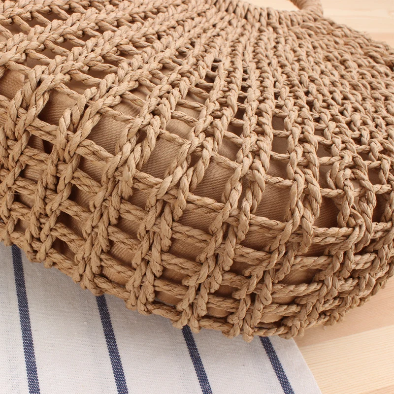 Filigrane Raffia-Umhängetasche mit runden Holzgriffen Skanto