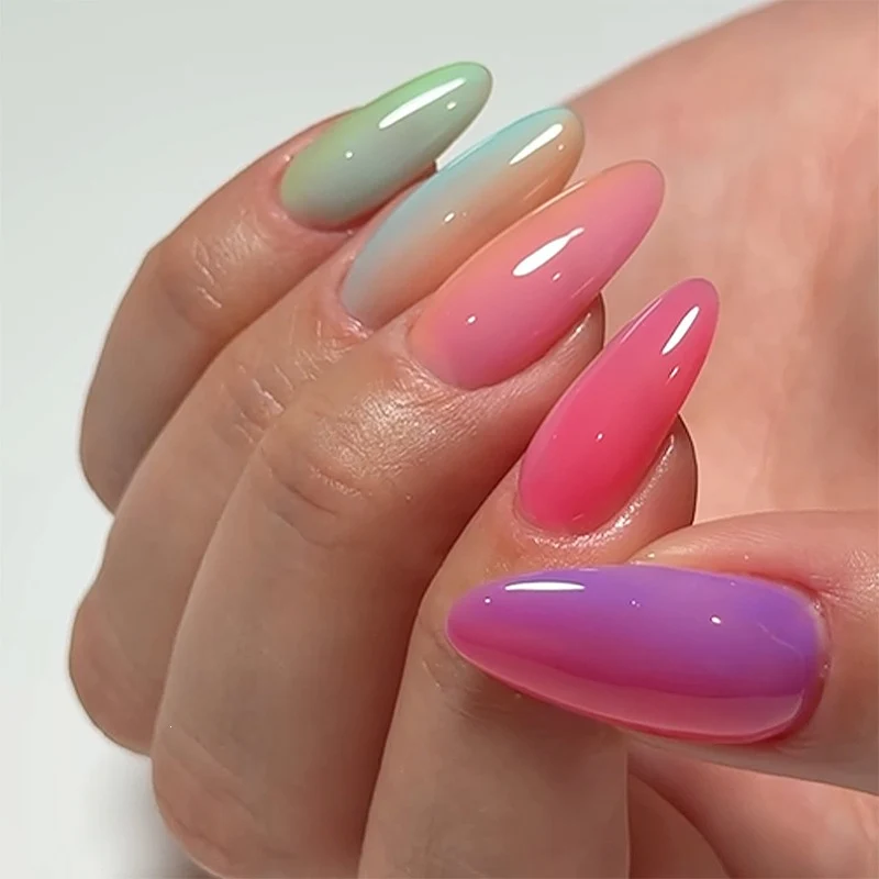 Künstliche Nagelset mit modernen Farbverläufen und trendigen Designs Brehn
