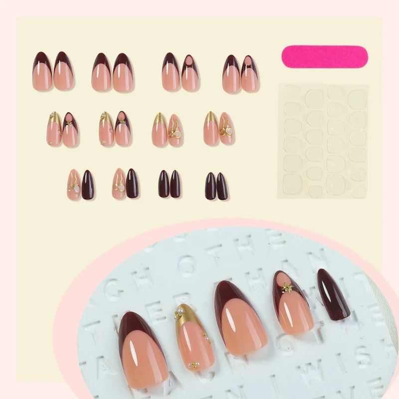 Künstliche Nagelkollektion mit luxuriösen Designs und glamourösen Verzierungen Brehn