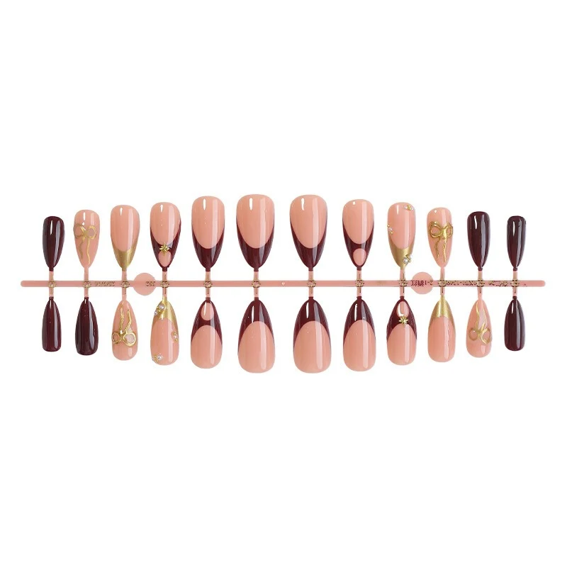 Künstliche Nagelkollektion mit luxuriösen Designs und glamourösen Verzierungen Brehn