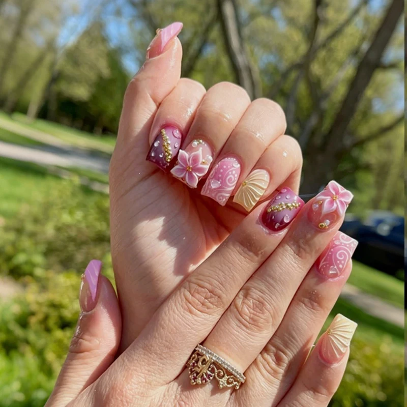 Künstliche Nagelkollektion mit floralem Design und Glitzerakzenten Brehn