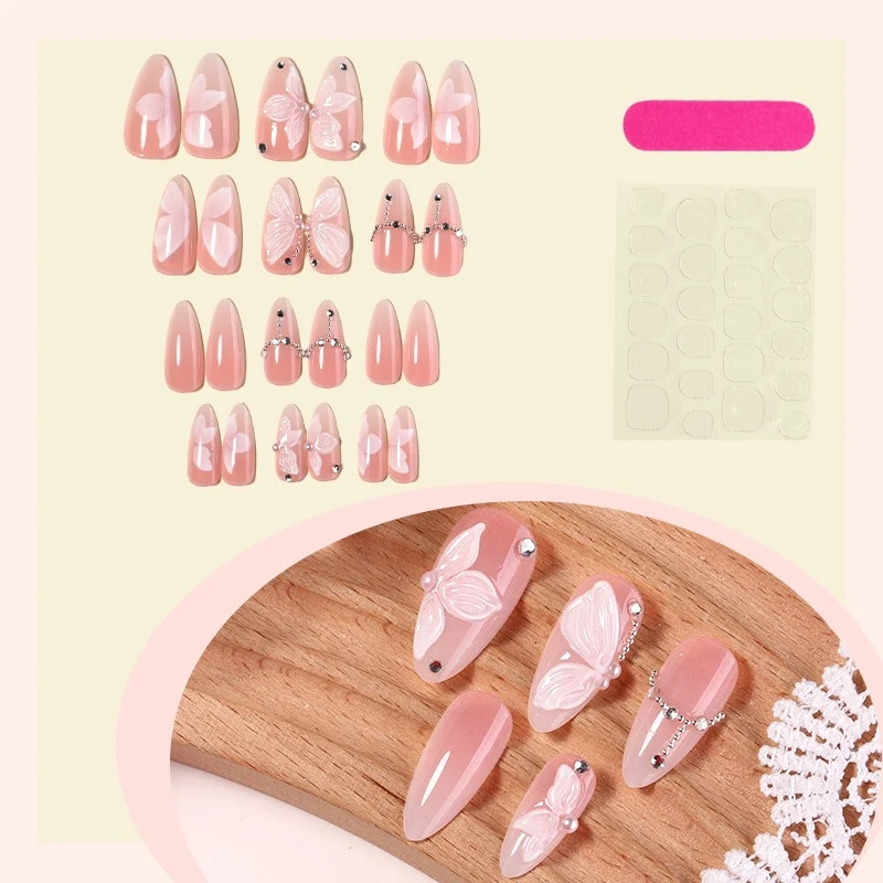 Künstliche Nägel mit zarten Schmetterlings-Design und Glitzerakzenten Brehn
