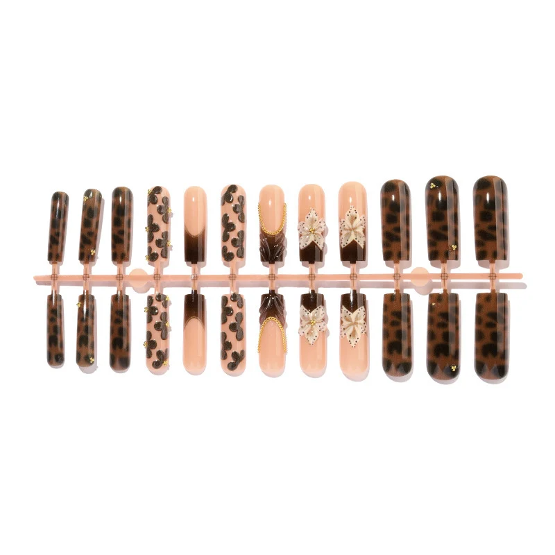 Kreatives Kunstnagelset mit Glamourösen Tiermotiven und Eleganten Verzierungen Brehn