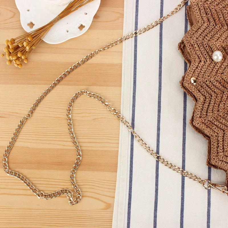 Elegante Clutch aus handgewebtem Material mit einzigartigem Wellenmuster Skanto
