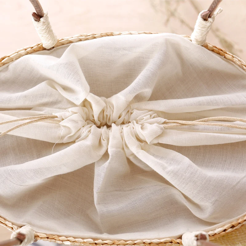 Elegante Strohtasche mit Blumenapplikation Skanto