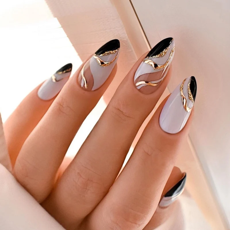 Künstliche Nagel-Kreation mit Glamourösen Spitzen und Glitzerdetails Brehn