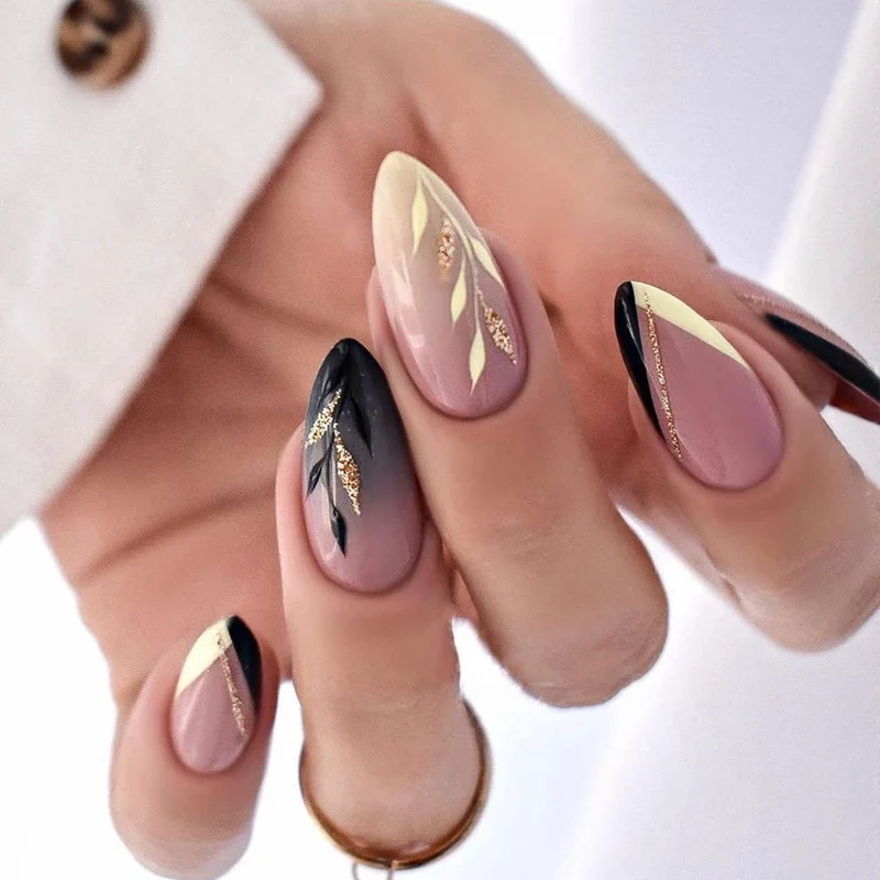 Künstliche Nagel-Kreation mit Glamourösen Spitzen und Glitzerdetails Brehn
