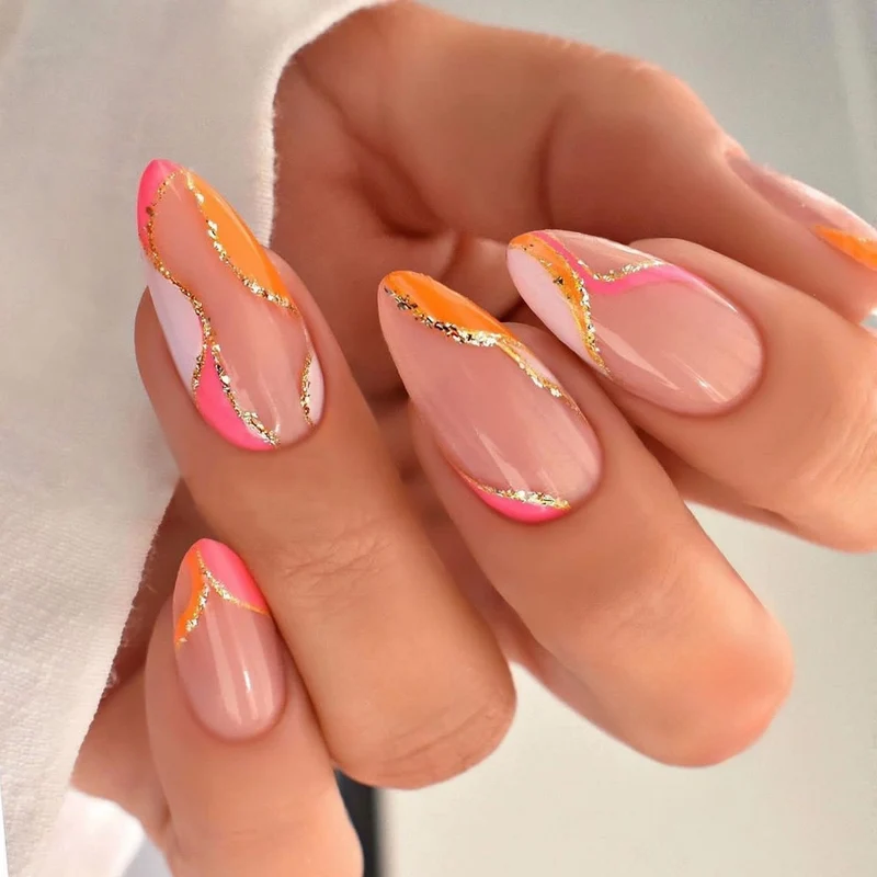 Künstliche Nagel-Kreation mit Glamourösen Spitzen und Glitzerdetails Brehn