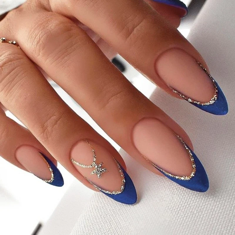 Künstliche Nagel-Kreation mit Glamourösen Spitzen und Glitzerdetails Brehn
