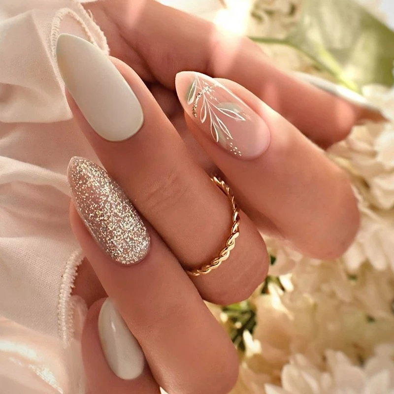 Künstliche Nagel-Kreation mit Glamourösen Spitzen und Glitzerdetails Brehn