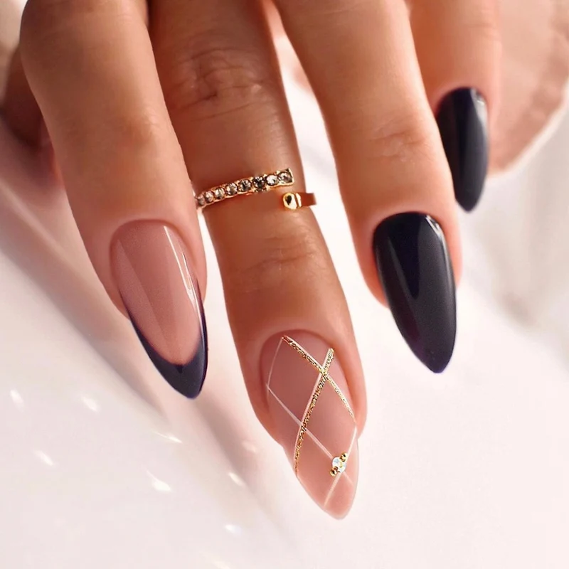 Künstliche Nagel-Kreation mit Glamourösen Spitzen und Glitzerdetails Brehn