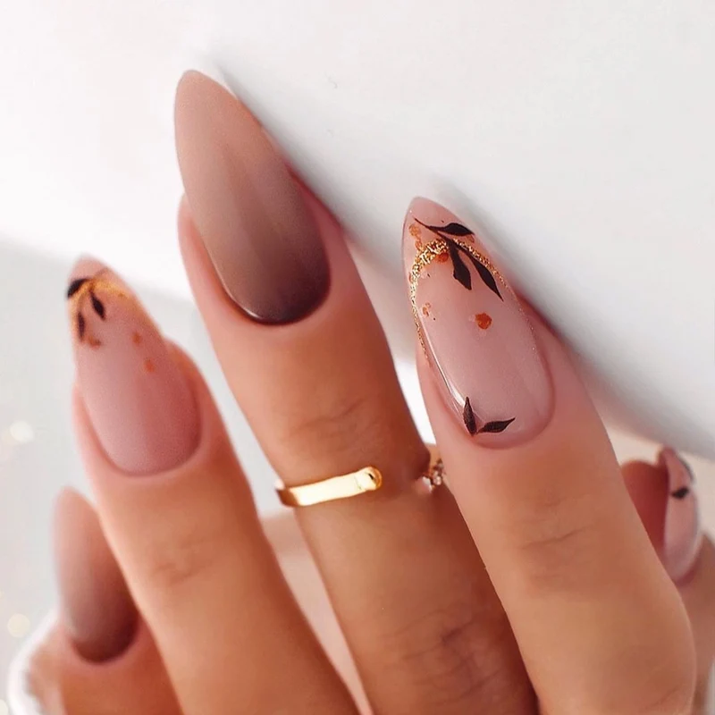 Künstliche Nagel-Kreation mit Glamourösen Spitzen und Glitzerdetails Brehn