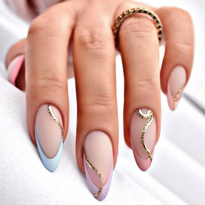 Künstliche Nagel-Kreation mit Glamourösen Spitzen und Glitzerdetails Brehn