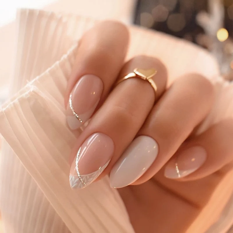 Künstliche Nagel-Kreation mit Glamourösen Spitzen und Glitzerdetails Brehn