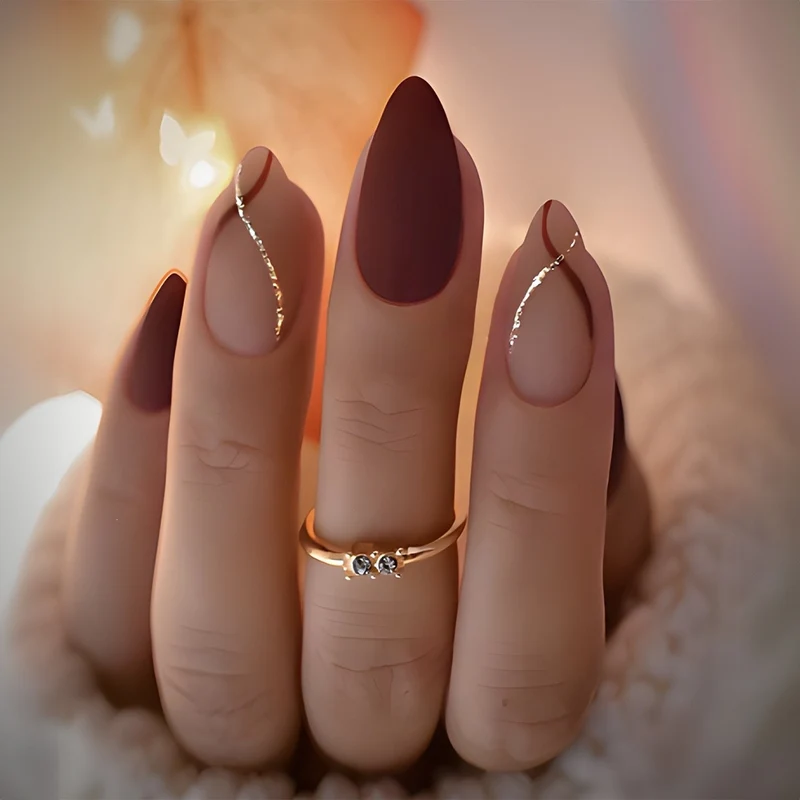 Künstliche Nagel-Kreation mit Glamourösen Spitzen und Glitzerdetails Brehn