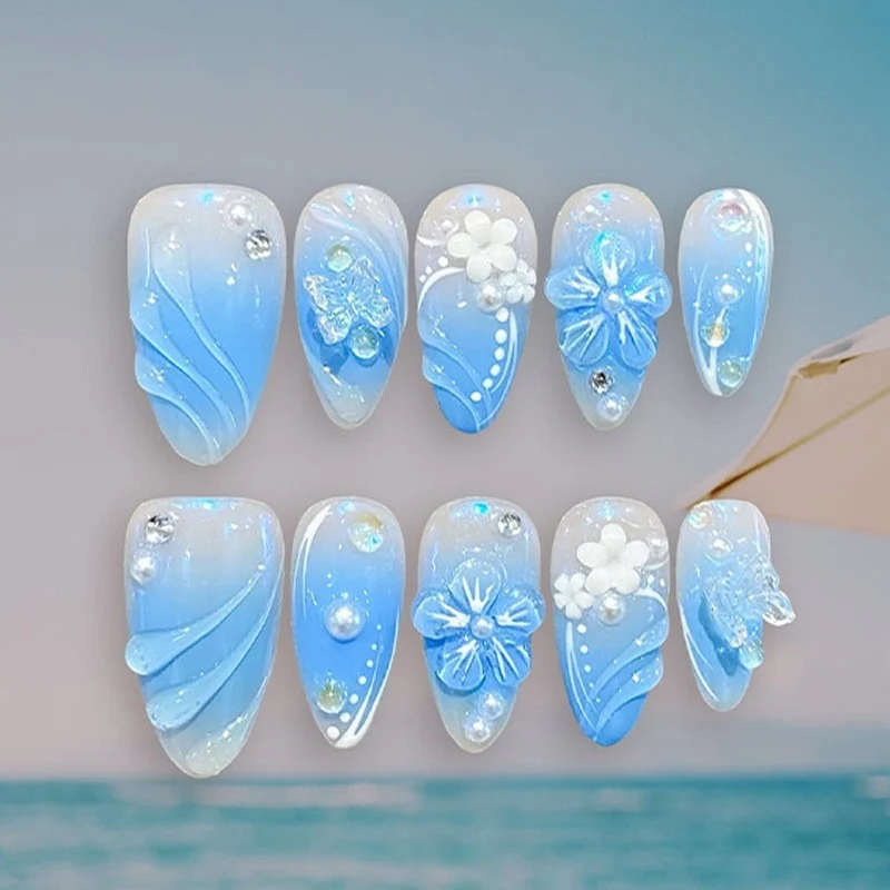 Künstliche Nagel-Kreation mit floralen Designs und Glitzerakzenten Brehn