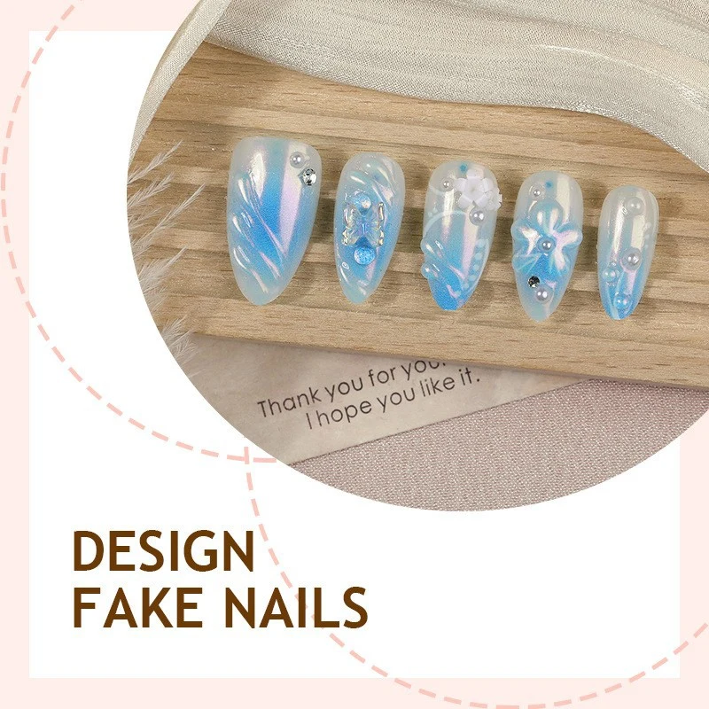 Künstliche Nagel-Kreation mit floralen Designs und Glitzerakzenten Brehn