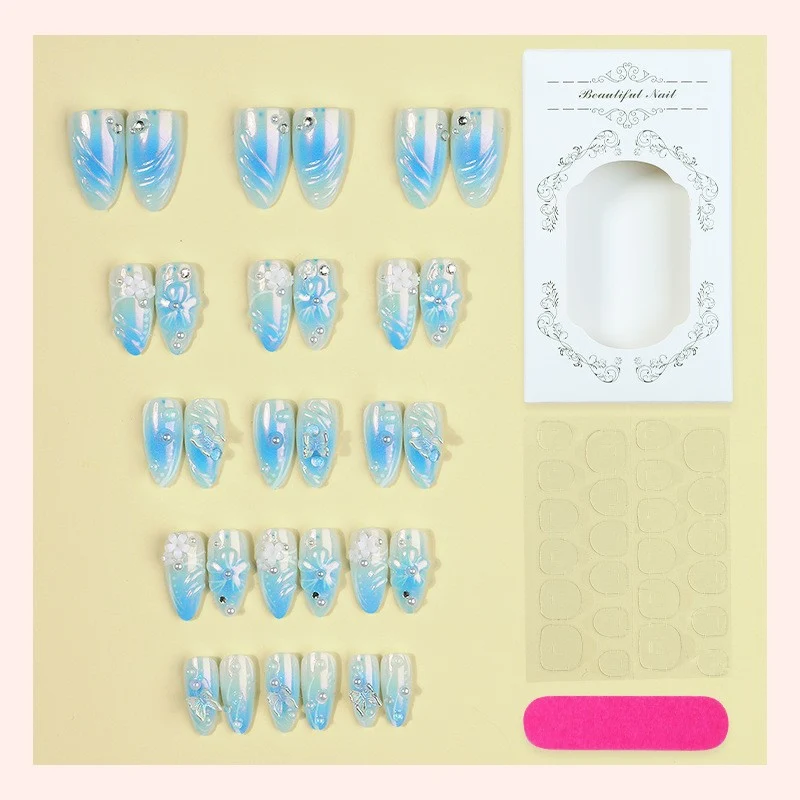 Künstliche Nagel-Kreation mit floralen Designs und Glitzerakzenten Brehn