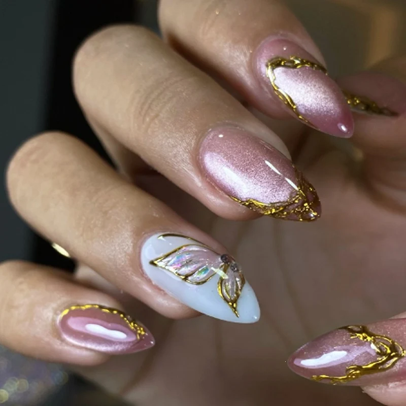 Künstliche Nagel-Kollektion mit stilvollen Goldakzenten Brehn