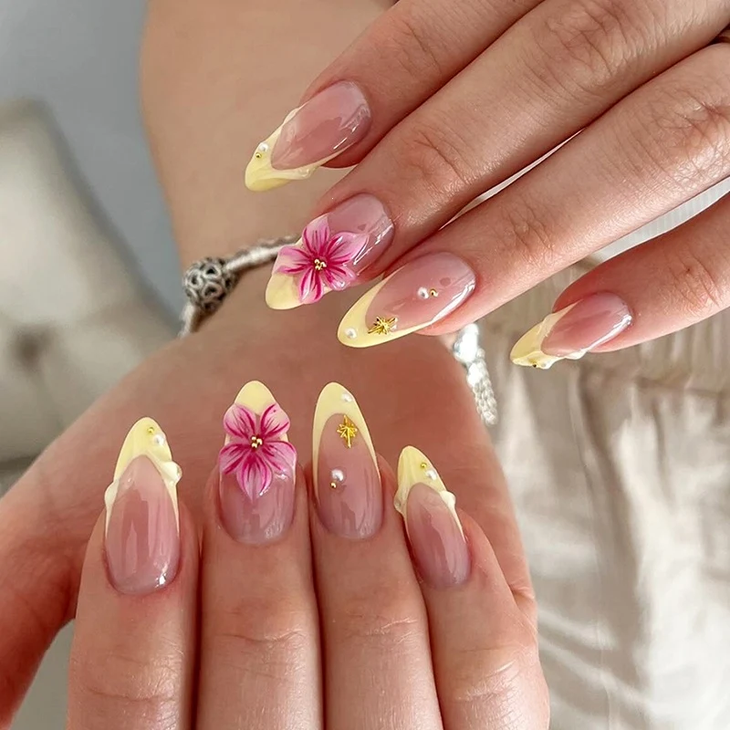 Künstliche Nagel-Kollektion mit floralen Akzenten und eleganten Verzierungen Brehn