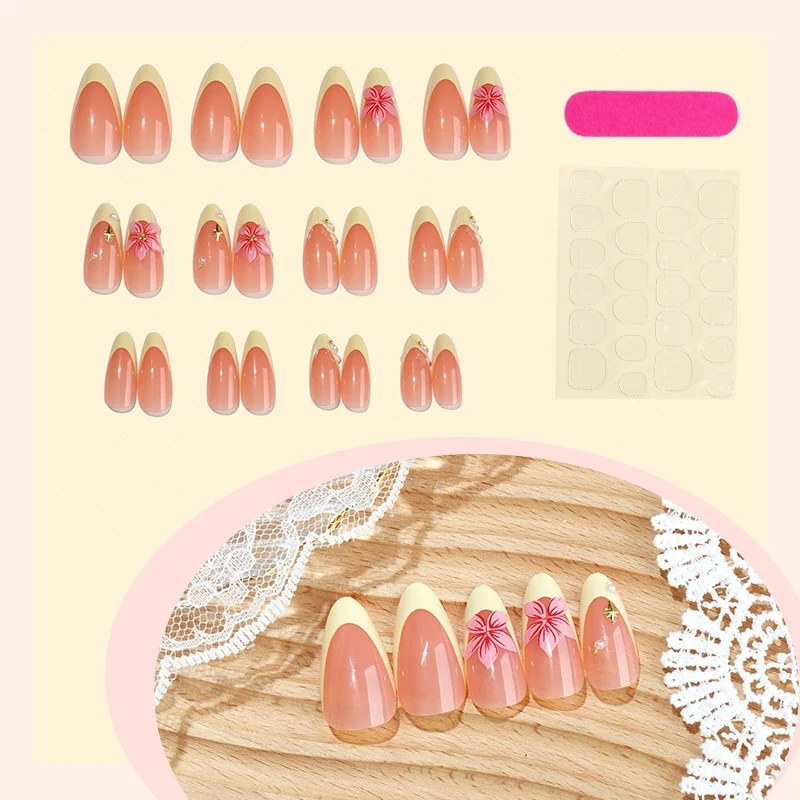 Künstliche Nagel-Kollektion mit floralen Akzenten und eleganten Verzierungen Brehn