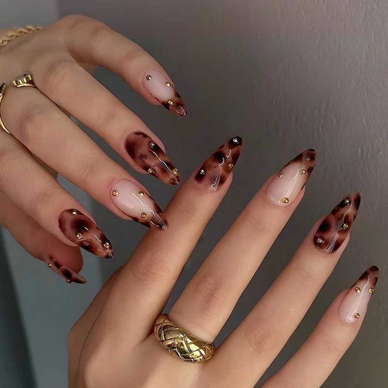 Künstliche Nagel-Kollektion mit eleganten Leoparden-Design und Glitzerakzenten Brehn