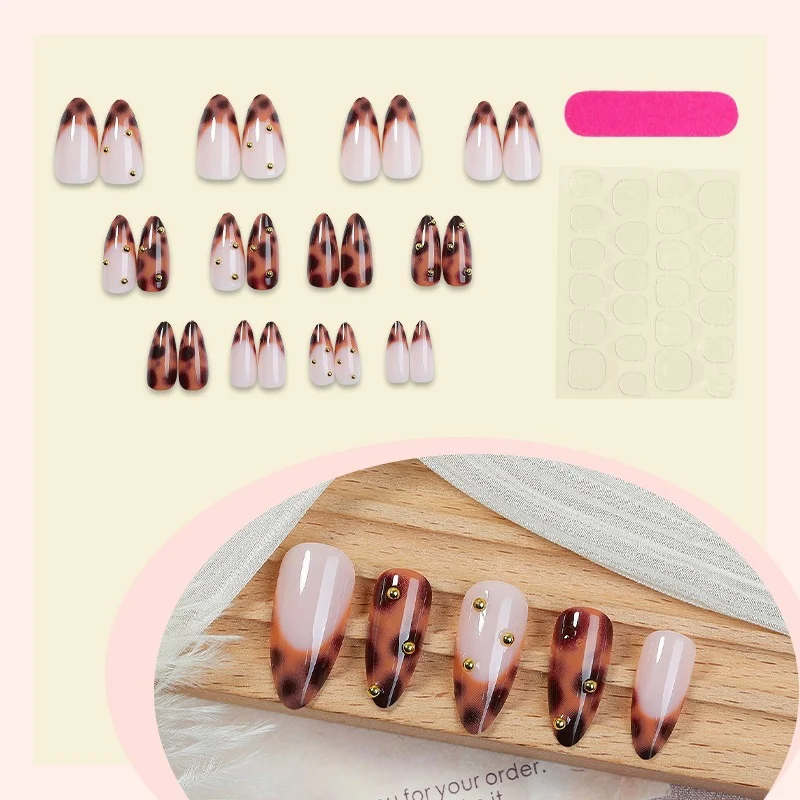 Künstliche Nagel-Kollektion mit eleganten Leoparden-Design und Glitzerakzenten Brehn